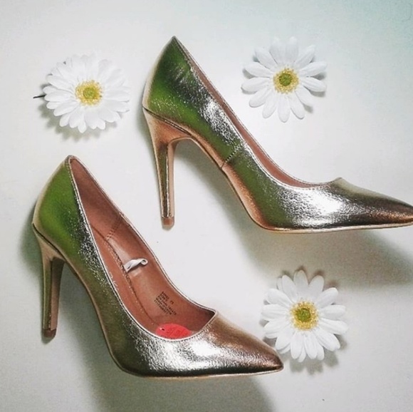 Mettalic Gold Heel Size 8 ⬇️$40 - Picture 4 of 8